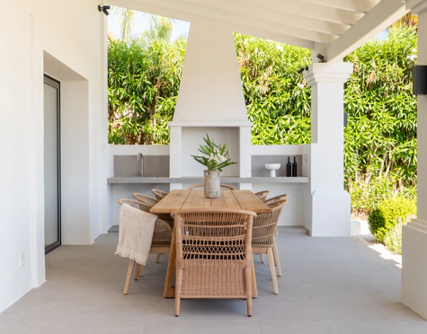 Villa for sale in Los Naranjos, Nueva Andalucia