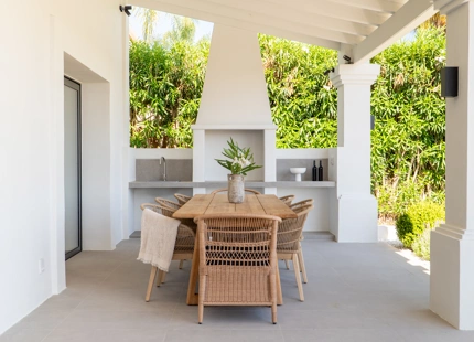 ENCANTADORA VILLA EN NUEVA ANDALUCÍA CON EXCEPCIONALES ESPACIOS EXTERIORES
