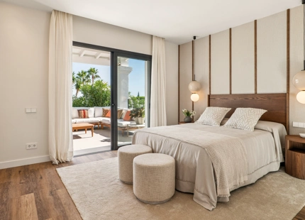 ENCANTADORA VILLA EN NUEVA ANDALUCÍA CON EXCEPCIONALES ESPACIOS EXTERIORES
