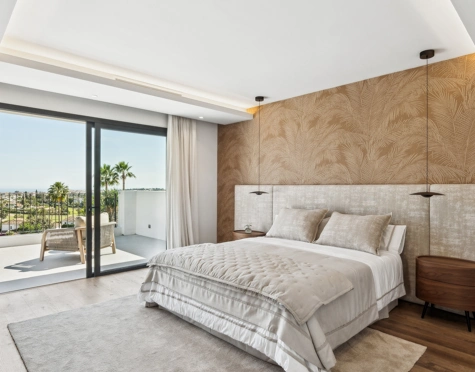 Villa for sale in Los Naranjos, Nueva Andalucia