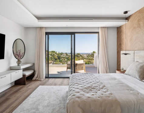 Villa for sale in Los Naranjos, Nueva Andalucia