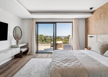 ENCANTADORA VILLA EN NUEVA ANDALUCÍA CON EXCEPCIONALES ESPACIOS EXTERIORES