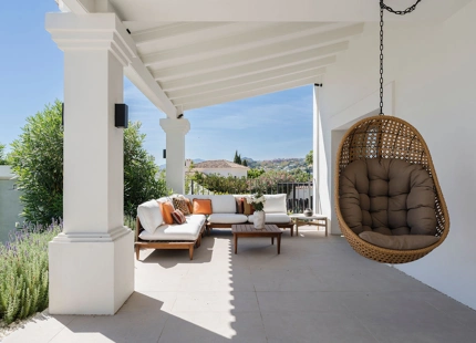ENCANTADORA VILLA EN NUEVA ANDALUCÍA CON EXCEPCIONALES ESPACIOS EXTERIORES