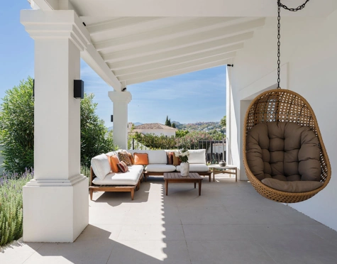 Villa for sale in Los Naranjos, Nueva Andalucia