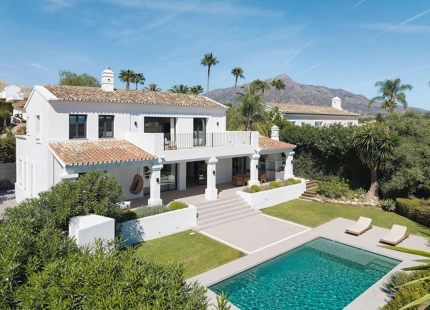 ENCANTADORA VILLA EN NUEVA ANDALUCÍA CON EXCEPCIONALES ESPACIOS EXTERIORES