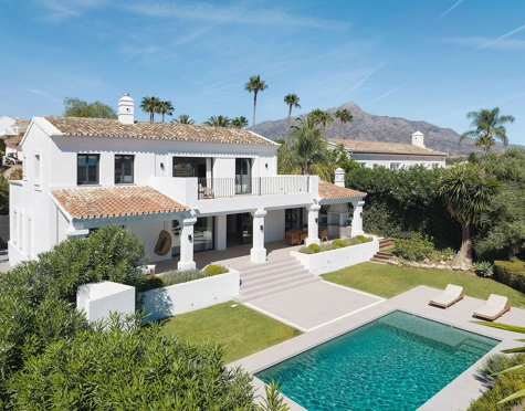 ENCANTADORA VILLA EN NUEVA ANDALUCÍA CON EXCEPCIONALES ESPACIOS EXTERIORES