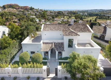 ENCANTADORA VILLA EN NUEVA ANDALUCÍA CON EXCEPCIONALES ESPACIOS EXTERIORES