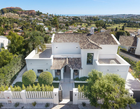 Villa for sale in Los Naranjos, Nueva Andalucia