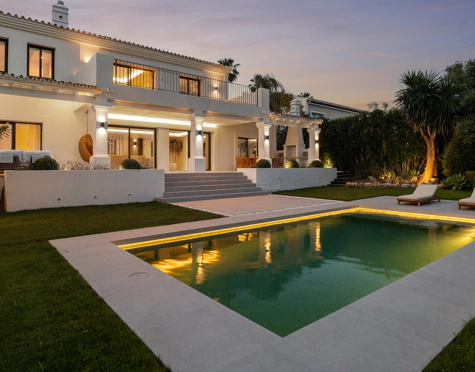 Villa for sale in Los Naranjos, Nueva Andalucia