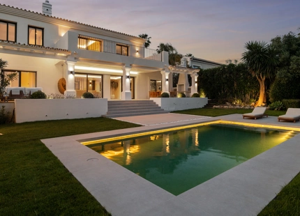 ENCANTADORA VILLA EN NUEVA ANDALUCÍA CON EXCEPCIONALES ESPACIOS EXTERIORES