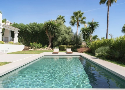 ENCANTADORA VILLA EN NUEVA ANDALUCÍA CON EXCEPCIONALES ESPACIOS EXTERIORES