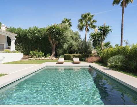 Villa for sale in Los Naranjos, Nueva Andalucia