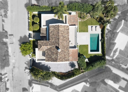 ENCANTADORA VILLA EN NUEVA ANDALUCÍA CON EXCEPCIONALES ESPACIOS EXTERIORES