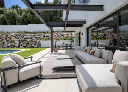 ELEGANTE VILLA DE LUJO DE 6 DORMITORIOS EN BENAHAVÍS – COMPLETAMENTE AMUEBLADA