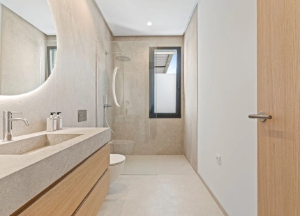 ELEGANTE VILLA DE LUJO DE 6 DORMITORIOS EN BENAHAVÍS – COMPLETAMENTE AMUEBLADA