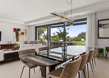 ELEGANTE VILLA DE LUJO DE 6 DORMITORIOS EN BENAHAVÍS – COMPLETAMENTE AMUEBLADA