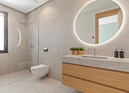 ELEGANTE VILLA DE LUJO DE 6 DORMITORIOS EN BENAHAVÍS – COMPLETAMENTE AMUEBLADA