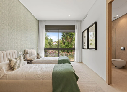 ELEGANTE VILLA DE LUJO DE 6 DORMITORIOS EN BENAHAVÍS – COMPLETAMENTE AMUEBLADA