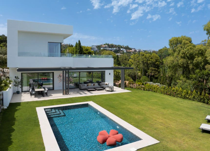 ELEGANTE VILLA DE LUJO DE 6 DORMITORIOS EN BENAHAVÍS – COMPLETAMENTE AMUEBLADA