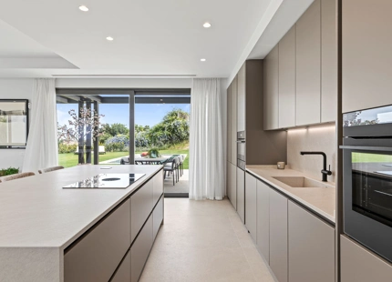 ELEGANTE VILLA DE LUJO DE 6 DORMITORIOS EN BENAHAVÍS – COMPLETAMENTE AMUEBLADA