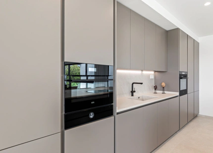 ELEGANTE VILLA DE LUJO DE 6 DORMITORIOS EN BENAHAVÍS – COMPLETAMENTE AMUEBLADA