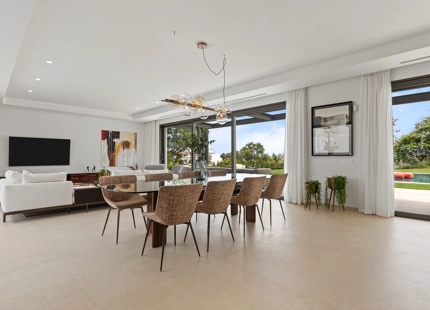 ELEGANTE VILLA DE LUJO DE 6 DORMITORIOS EN BENAHAVÍS – COMPLETAMENTE AMUEBLADA