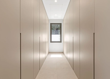 ELEGANTE VILLA DE LUJO DE 6 DORMITORIOS EN BENAHAVÍS – COMPLETAMENTE AMUEBLADA