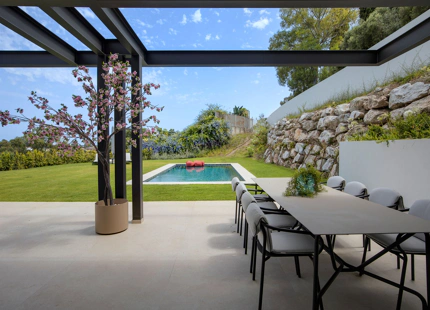 ELEGANTE VILLA DE LUJO DE 6 DORMITORIOS EN BENAHAVÍS – COMPLETAMENTE AMUEBLADA