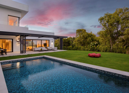 ELEGANTE VILLA DE LUJO DE 6 DORMITORIOS EN BENAHAVÍS – COMPLETAMENTE AMUEBLADA