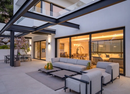 ELEGANTE VILLA DE LUJO DE 6 DORMITORIOS EN BENAHAVÍS – COMPLETAMENTE AMUEBLADA