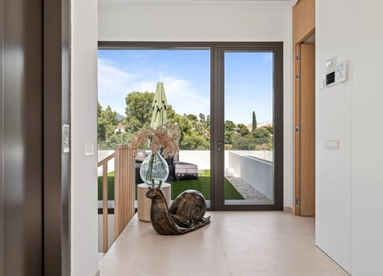 ELEGANTE VILLA DE LUJO DE 6 DORMITORIOS EN BENAHAVÍS – COMPLETAMENTE AMUEBLADA