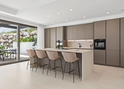ELEGANTE VILLA DE LUJO DE 6 DORMITORIOS EN BENAHAVÍS – COMPLETAMENTE AMUEBLADA