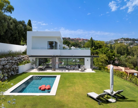 ELEGANTE VILLA DE LUJO DE 6 DORMITORIOS EN BENAHAVÍS – COMPLETAMENTE AMUEBLADA