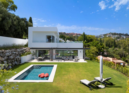 ELEGANTE VILLA DE LUJO DE 6 DORMITORIOS EN BENAHAVÍS – COMPLETAMENTE AMUEBLADA
