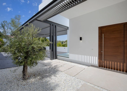 ELEGANTE VILLA DE LUJO DE 6 DORMITORIOS EN BENAHAVÍS – COMPLETAMENTE AMUEBLADA