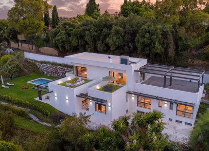 ELEGANTE VILLA DE LUJO DE 6 DORMITORIOS EN BENAHAVÍS – COMPLETAMENTE AMUEBLADA