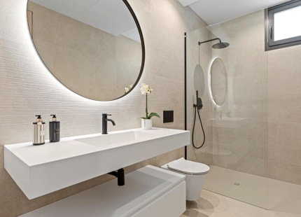 ELEGANTE VILLA DE LUJO DE 6 DORMITORIOS EN BENAHAVÍS – COMPLETAMENTE AMUEBLADA