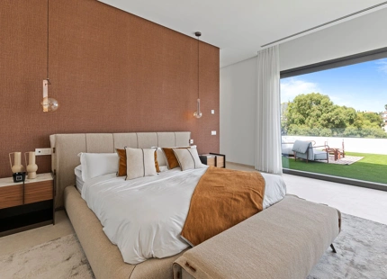 ELEGANTE VILLA DE LUJO DE 6 DORMITORIOS EN BENAHAVÍS – COMPLETAMENTE AMUEBLADA