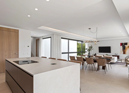 ELEGANTE VILLA DE LUJO DE 6 DORMITORIOS EN BENAHAVÍS – COMPLETAMENTE AMUEBLADA