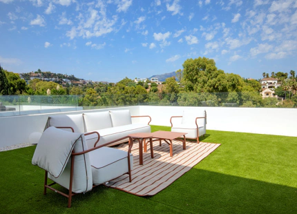 ELEGANTE VILLA DE LUJO DE 6 DORMITORIOS EN BENAHAVÍS – COMPLETAMENTE AMUEBLADA