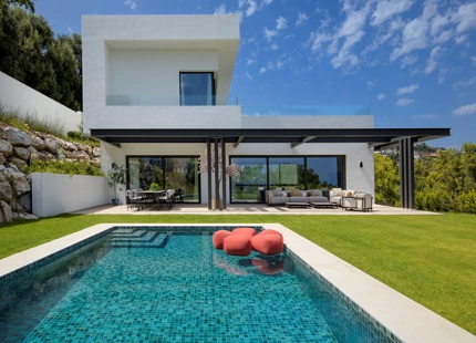 ELEGANTE VILLA DE LUJO DE 6 DORMITORIOS EN BENAHAVÍS – COMPLETAMENTE AMUEBLADA