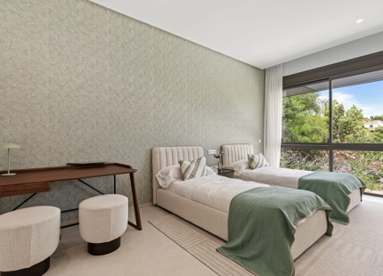 ELEGANTE VILLA DE LUJO DE 6 DORMITORIOS EN BENAHAVÍS – COMPLETAMENTE AMUEBLADA