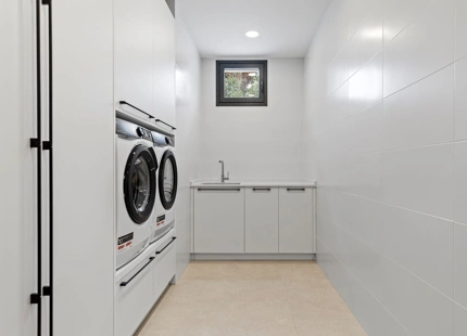 ELEGANTE VILLA DE LUJO DE 6 DORMITORIOS EN BENAHAVÍS – COMPLETAMENTE AMUEBLADA