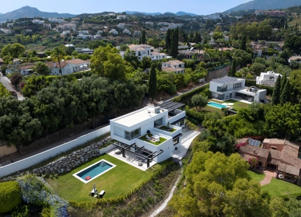 ELEGANTE VILLA DE LUJO DE 6 DORMITORIOS EN BENAHAVÍS – COMPLETAMENTE AMUEBLADA