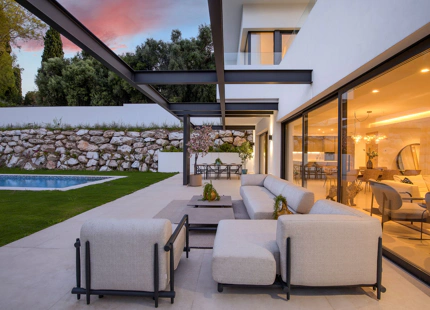ELEGANTE VILLA DE LUJO DE 6 DORMITORIOS EN BENAHAVÍS – COMPLETAMENTE AMUEBLADA