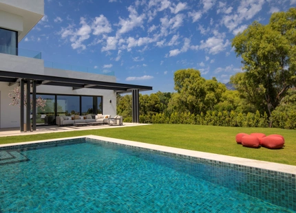 ELEGANTE VILLA DE LUJO DE 6 DORMITORIOS EN BENAHAVÍS – COMPLETAMENTE AMUEBLADA