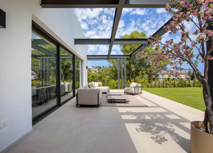 ELEGANTE VILLA DE LUJO DE 6 DORMITORIOS EN BENAHAVÍS – COMPLETAMENTE AMUEBLADA