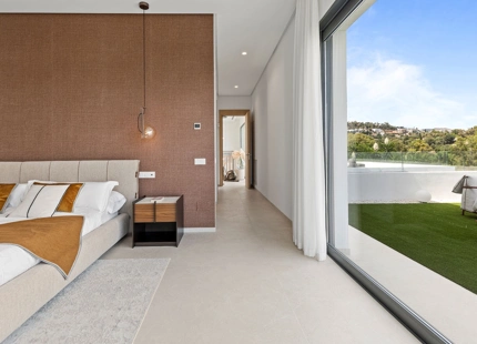 ELEGANTE VILLA DE LUJO DE 6 DORMITORIOS EN BENAHAVÍS – COMPLETAMENTE AMUEBLADA