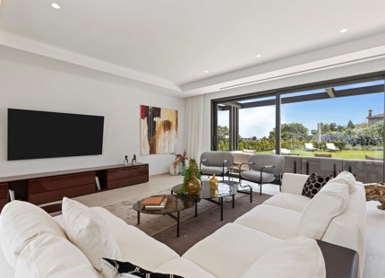 ELEGANTE VILLA DE LUJO DE 6 DORMITORIOS EN BENAHAVÍS – COMPLETAMENTE AMUEBLADA
