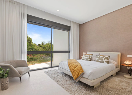 ELEGANTE VILLA DE LUJO DE 6 DORMITORIOS EN BENAHAVÍS – COMPLETAMENTE AMUEBLADA